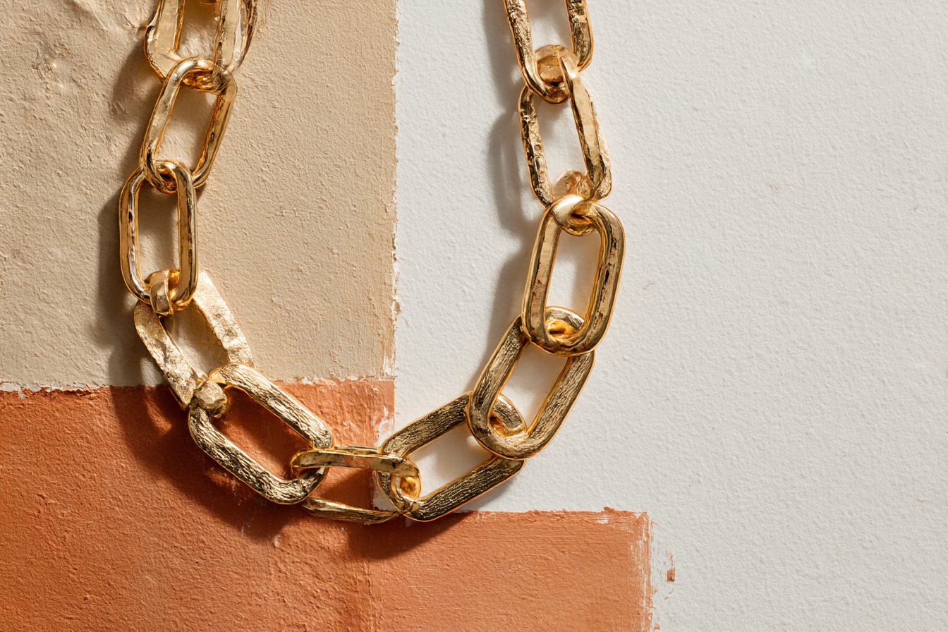 The_Simple_Gold_Chain_That_Changed_How_I_Think_About_Jewelry__d3b7917e-b49f-4d19-bcc9-4792f2d9d1c4_1